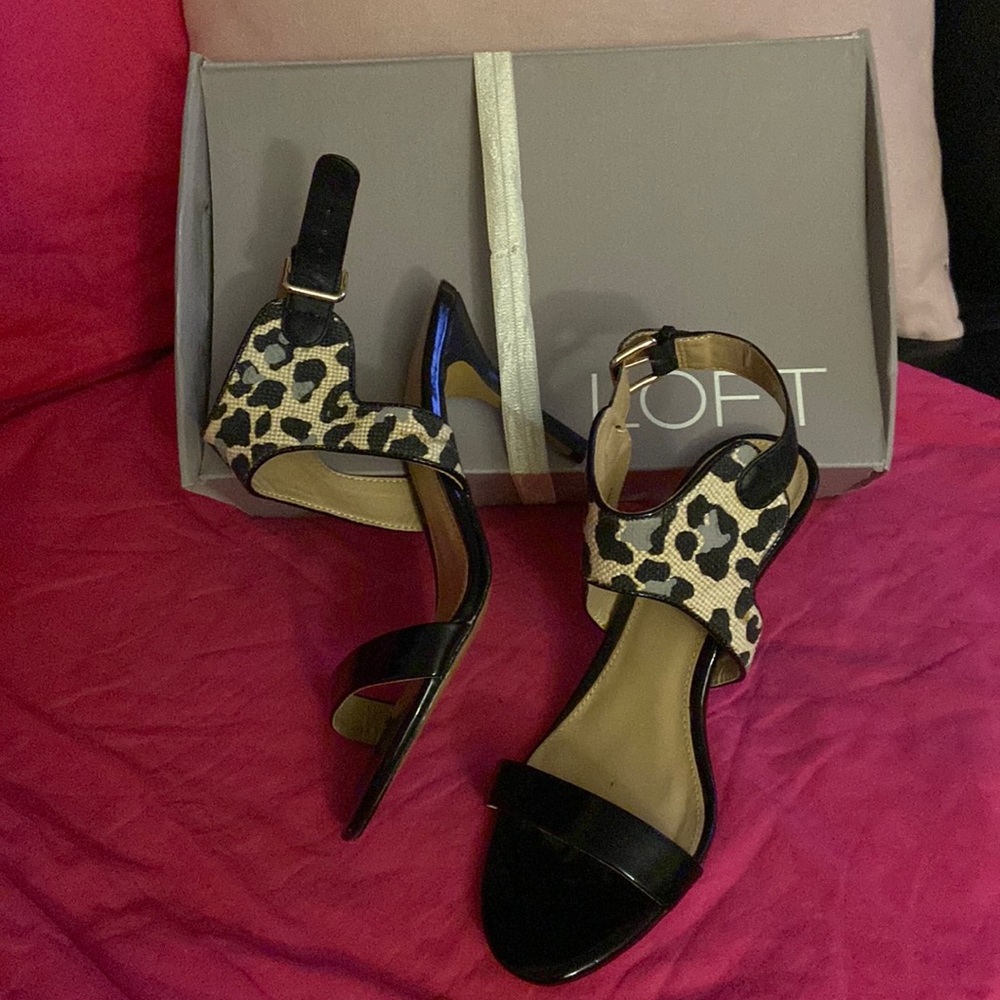 Sexy, 3” heel strappy shoe with patent leather/fabric Size 7M